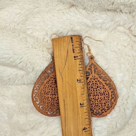 Wood carved teardrop earrings, pear-shaped boho jewelry - Picture 2 of 2